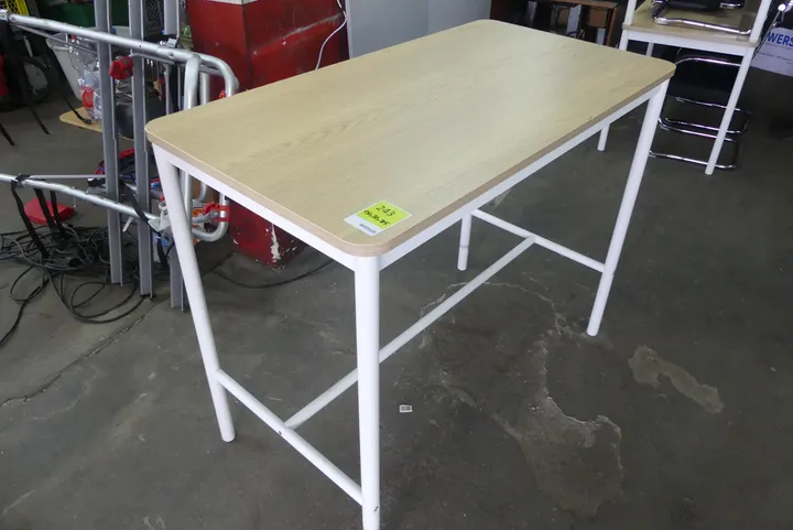 Schreibtisch Maße in cm ca.: 130 x 70 x 105
